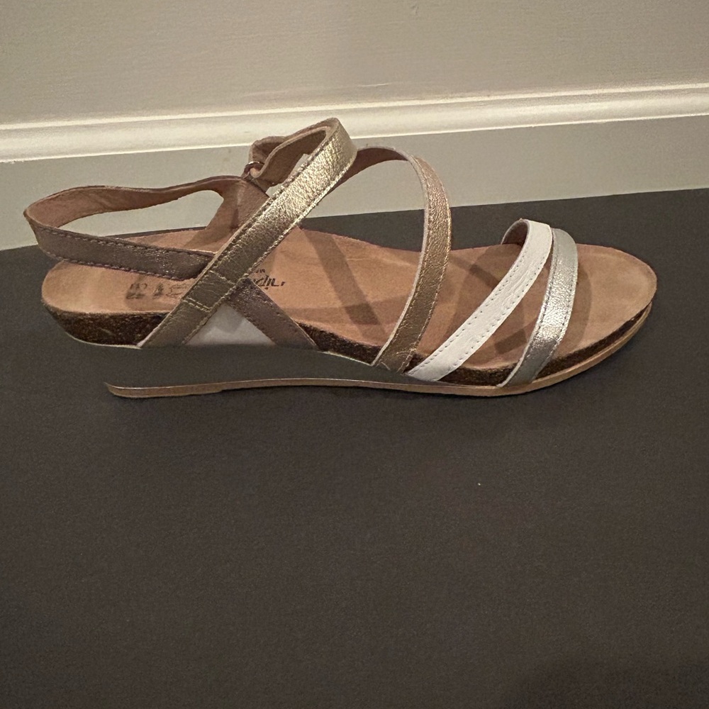 Naot Women's Hero Sandals Metallic and White Like New Size 42 - Picture 2 of 5